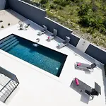 Βίλα Helvetia With Heated Pool Rovanjska