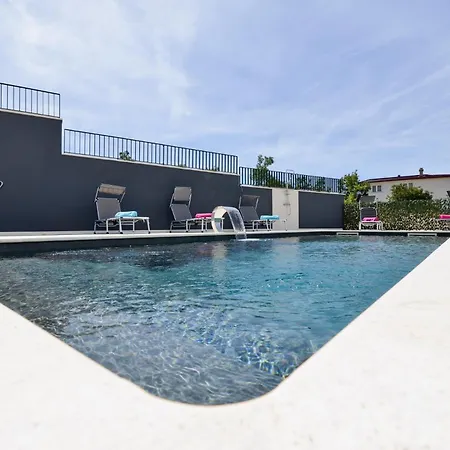 Helvetia With Heated Pool Villa Rovanjska